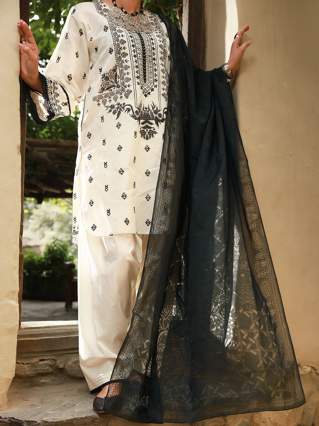 BLACK & WHITE JACQUARD 3PC UNSTITCHED | ALP-3PS-US-1409 FB-1409A